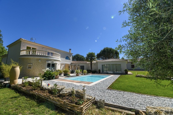 Een buitenzwembad, een verwarmd zwembad