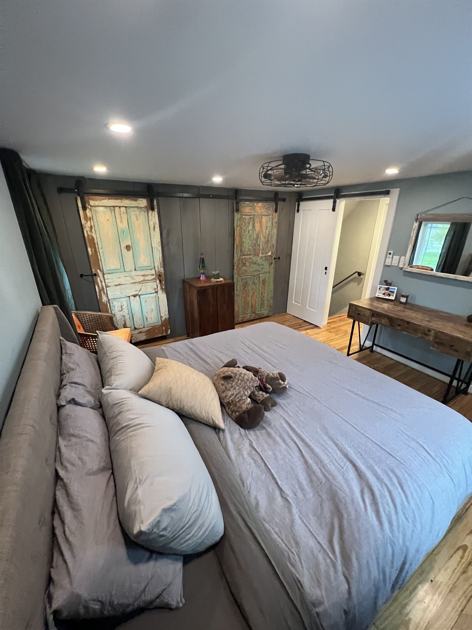 3 soverom, skrivebord, strykejern/-brett og reiseseng for barn