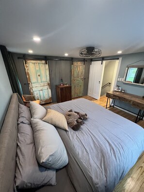 3 bedrooms, desk, iron/ironing board, travel cot