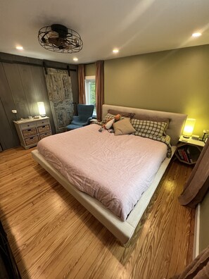 3 bedrooms, desk, iron/ironing board, travel cot