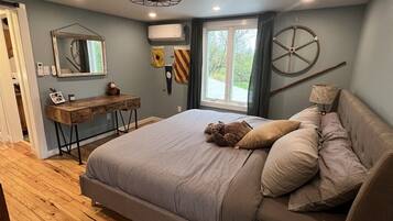 3 habitaciones, escritorio y tabla de planchar con plancha