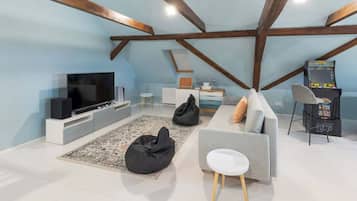 Smart-TV, Kamin, Videospiele, Bücher