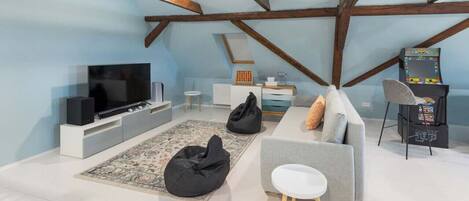 Smart TV, chimenea, videojuegos y libros