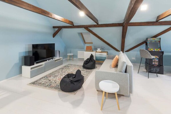 Een smart-tv, een open haard, videogames en boeken