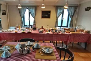A dining area with checkered tablecloths, multiple dining tables set with plates, glasses, and cutlery. - Luxuriös renovierte Scheunen mit privatem Wellnessbereich. Frühstücksservice möglich! (Liběšice)