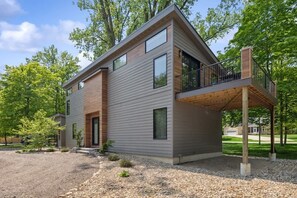 Exterior - Chic Modern-Metro Vacay Home, Lg Bar, Deck, Walk (Union Pier)