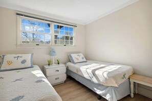 3 chambres, bureau, fer et planche à repasser, lit de bébé portatif