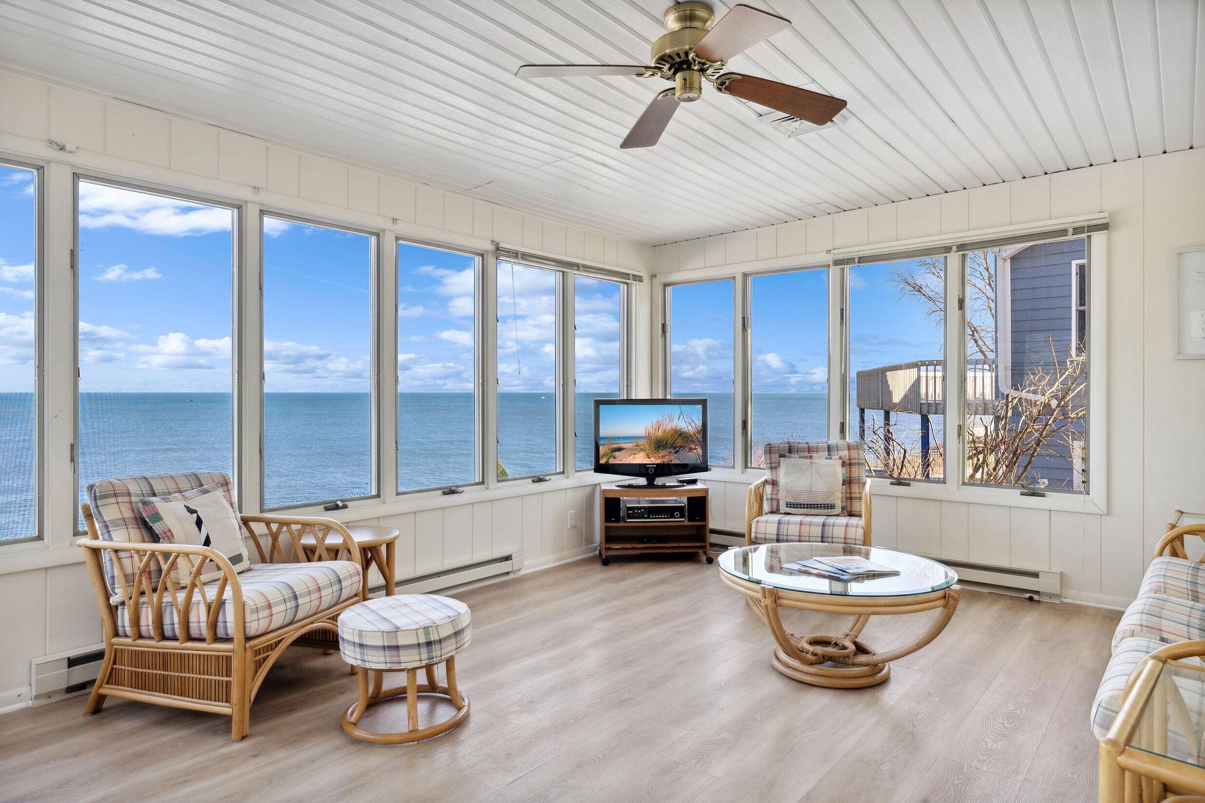 Smart-TV, Kamin, DVD-Player, Drucker