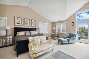 6 bedrooms, desk, iron/ironing board, travel cot