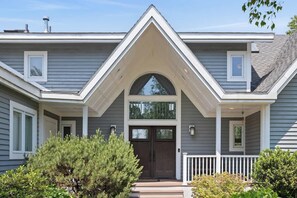 Exterior detail - Pet-Friendly Home - Hot Tub,Pool,Firepit,Kids Area (Grand Beach)