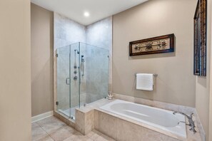 Bañera, secador de pelo y toallas