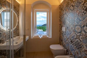 Sèche-cheveux, serviettes fournies