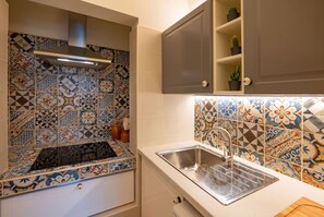 Réfrigérateur, plaque de cuisson, cafetière/bouilloire, tables à manger