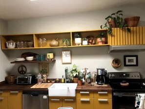 Fridge, oven, stovetop, dishwasher