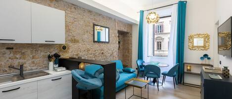 Jääkaappi, mikroaaltouuni, liesi, kahvin-/teenkeitin