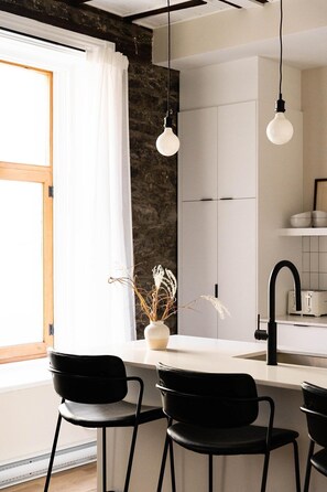 Egyptian cotton sheets, premium bedding, down duvets - Maison Place Royale by Luxury In Transit (Montreal)