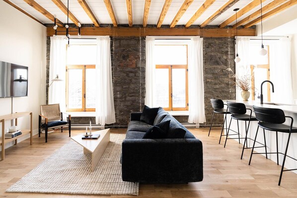 Egyptian cotton sheets, premium bedding, down duvets - Maison Place Royale by Luxury In Transit (Montreal)