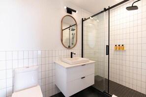 Luxury Apartment, 1 Queen Bed | Bathroom