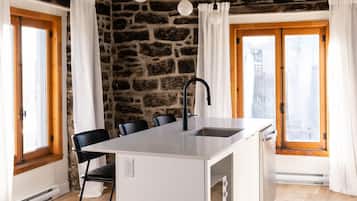 Deluxe Apartment, 2 Bedrooms (A) | 2 bedrooms, Egyptian cotton sheets, premium bedding