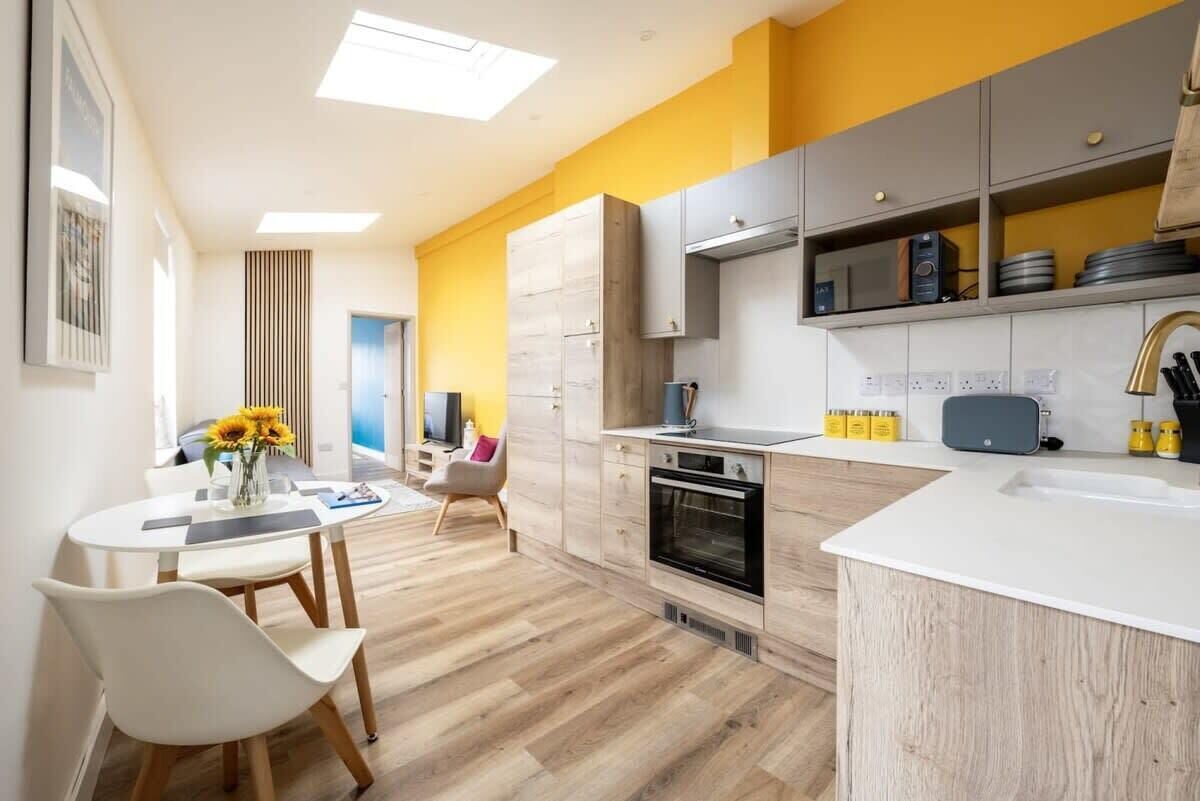 Réfrigérateur, four à micro-ondes, un four, surface de cuisson