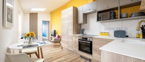 Refrigerador, microondas, horno y parrilla de estufa