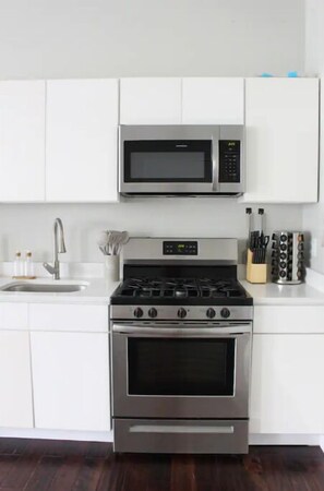 Microwave, oven, stovetop, dishwasher - Chic, Renovated Brownstone in Prime DT Albany (Albany)