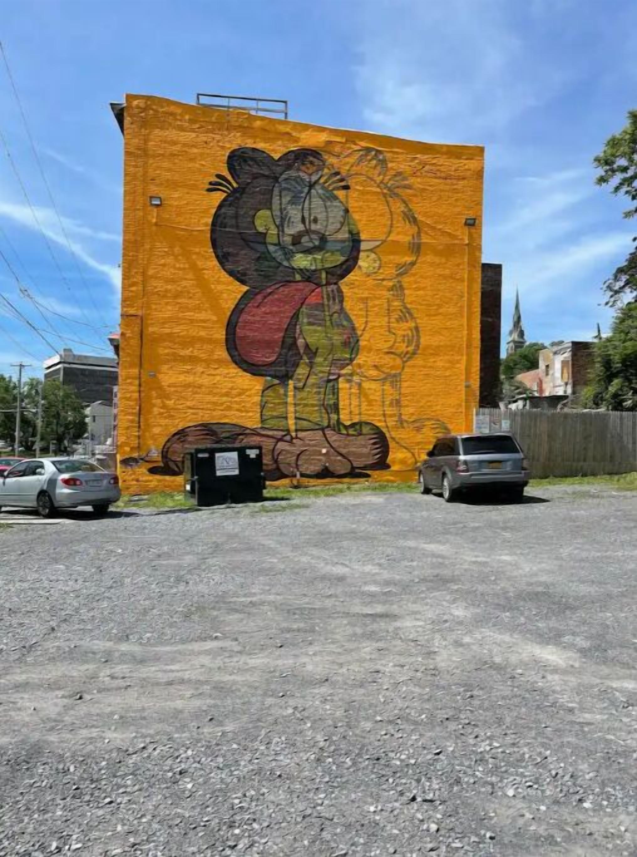 Un mural grande de un personaje de caricatura en un edificio.