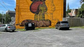 Un mural grande de un personaje de caricatura en un edificio.