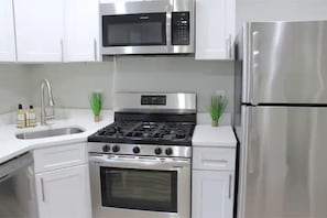 Microwave, oven, stovetop, dishwasher - ★ 2 BEDROOM / 1 BATH TRENDY Apt ★ Downtown Albany (Albany)