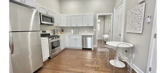 ★SPACIOUS 1BR Apt w/ Character 10ft Ceilings W/D!★