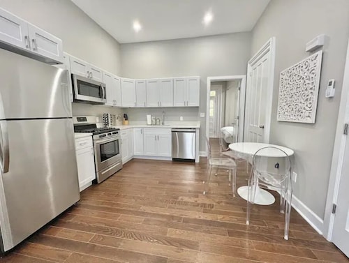 ★SPACIOUS 1BR Apt w/ Character 10ft Ceilings W/D!★