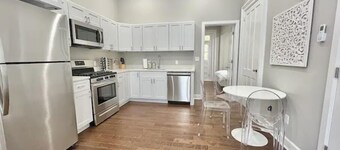 ★SPACIOUS 1BR Apt w/ Character 10ft Ceilings W/D!★