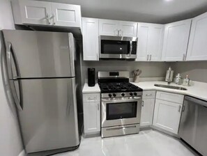 Mikrobølgeovn, ovn, kokeplater og oppvaskmaskin