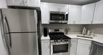 ★PRIVATE 1 BDRM Newly Renovated Apt W/D Patio★