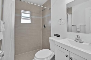 Dusche, Haartrockner, Handtücher, Seife