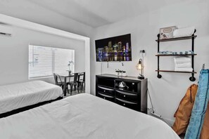 Desk, iron/ironing board, free WiFi, bed sheets - Cozy Studio 2 Blocks from the Beach – Unit 4 (Hollywood)