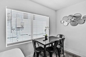 Dining - Cozy Studio 2 Blocks from the Beach – Unit 4 (Hollywood)