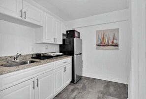 Fridge, microwave, stovetop, coffee/tea maker - Cozy Studio 2 Blocks from the Beach – Unit 4 (Hollywood)