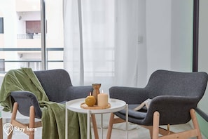 Suite Galerie | Coin séjour | TV connectée de 46 pouces avec chaînes par câble, télévision