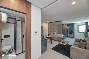 Suite Elite | Baño | Regadera, regadera tipo lluvia, amenidades de baño gratuitas 