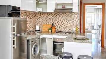 Departamento Royal | Cocina privada | Refrigerador, microondas, cafetera de espresso y cafetera y tetera