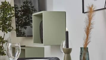 Luxe suite | Woonruimte | Een 46-inch smart-tv met kabelzenders en een televisie