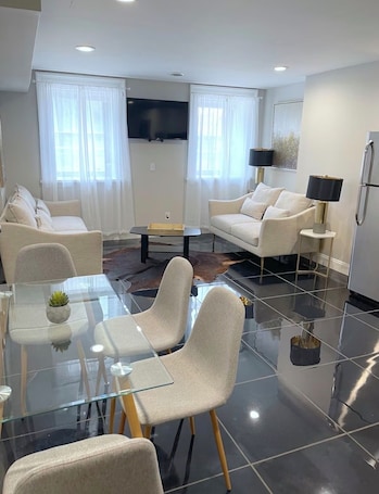 Smart TV. ★MODERN 1BR Apt w/ PRIVATE deck! W/D★