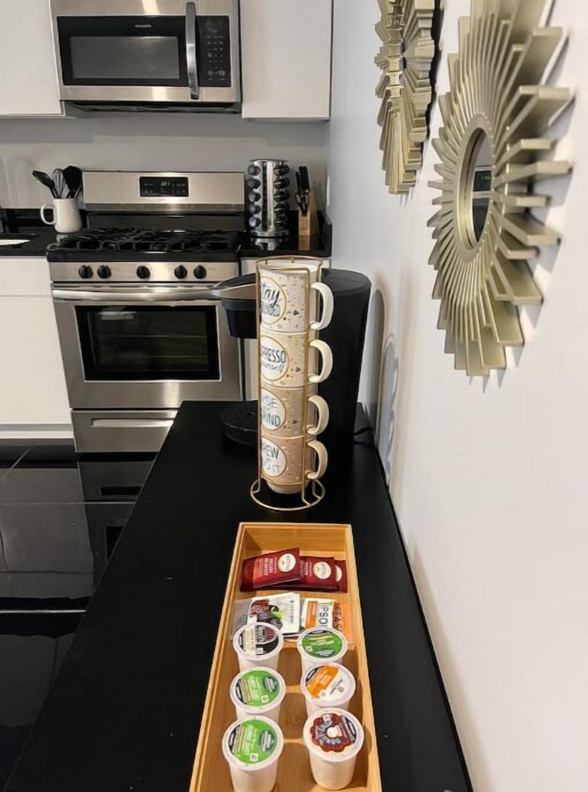 Mikrobølgeovn, ovn, kokeplater og oppvaskmaskin