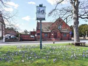 Property grounds - 1 bedroom accommodation in Christleton, near Chester (Christleton, near Chester)