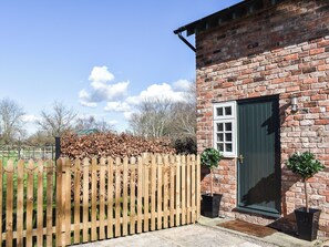 Property grounds - 1 bedroom accommodation in Christleton, near Chester (Christleton, near Chester)