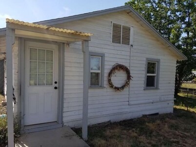 1 bedroom sleeps 4 in town with a country feel.