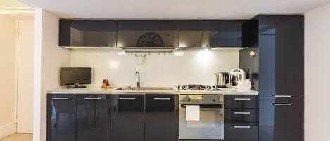 Frigorifero, forno, piano cottura, tostapane