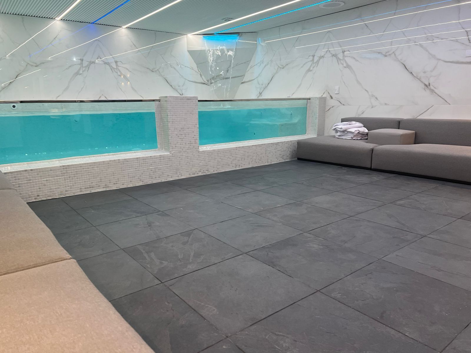 من حمّامات السباحة المغطاة، حمّام سباحة مُدفَّأ