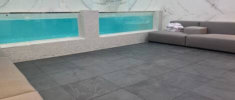 من حمّامات السباحة المغطاة، حمّام سباحة مُدفَّأ